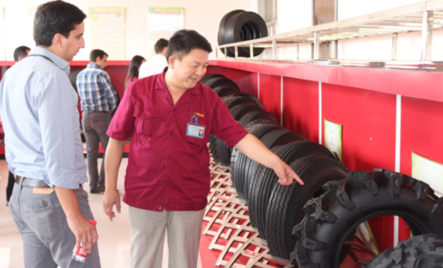 Customers from Dominica visit our factory
